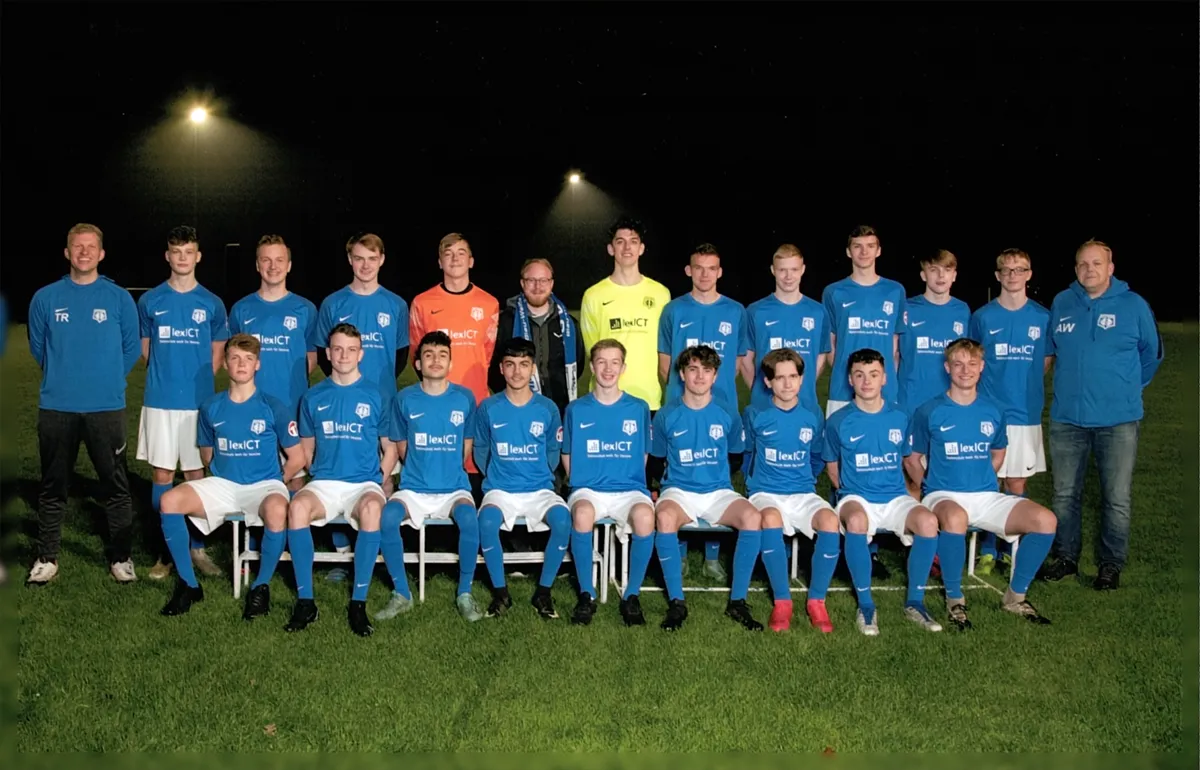 Mannschaftsfoto der U19 des TSV St. Jürgen, in der Reihe Jonathan Stoklas von lexICT